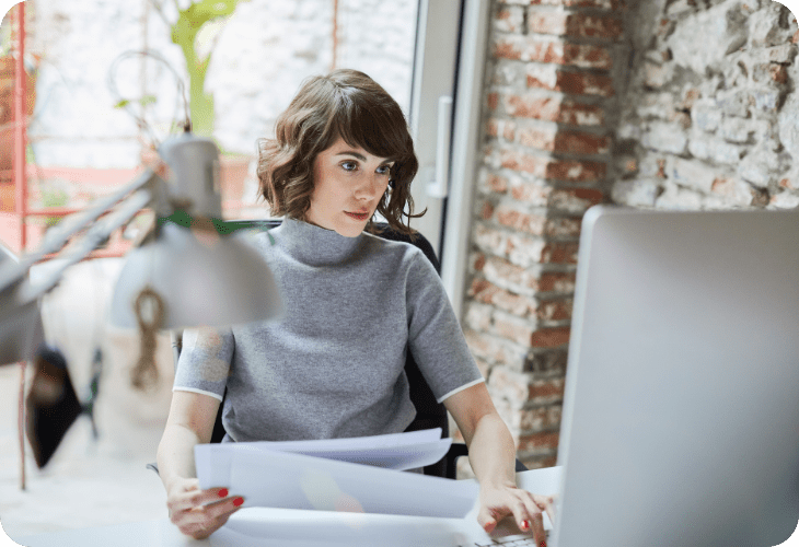 mujer trabajando en oficina con Spyro ERP Financiero