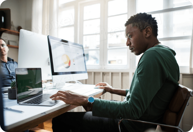 erp compras y ventas hombre trabajando con un pc en oficina